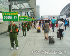 ���R���(du��)�Σ��y(t��ng)һ�ķ��b���𱬵���ɫ