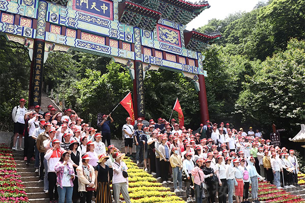 遠(yuǎn)赴人間驚鴻宴·國學(xué)經(jīng)典記心間 遠(yuǎn)赴人間驚鴻宴·國學(xué)經(jīng)典記心間