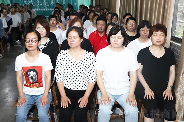 �����Ͼ�ɽ �㟒�𱬻�