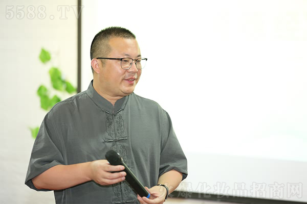 一家人,一條心,一個(gè)方向,一起前進(jìn)! 一家人,一條心,一個(gè)方向,一起前進(jìn)!