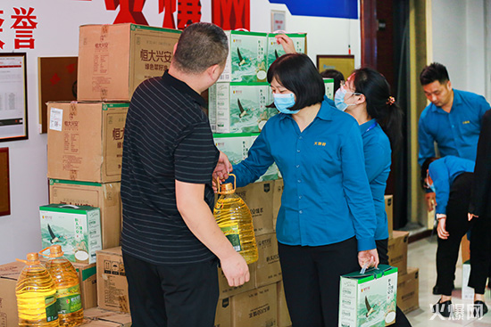 月圓人團(tuán)圓,中秋好禮祝團(tuán)圓!火爆網(wǎng)為員工發(fā)放中秋節(jié)福利! 月圓人團(tuán)圓,中秋好禮祝團(tuán)圓!火爆網(wǎng)為員工發(fā)放中秋節(jié)福利!