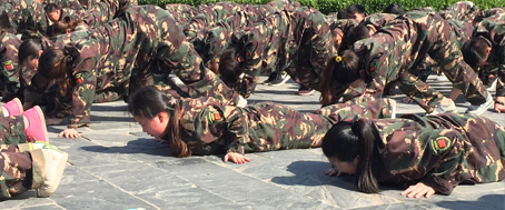 һ�˷��e(cu��)ȫ�w���P���@���ǈF(tu��n)�(du��)����