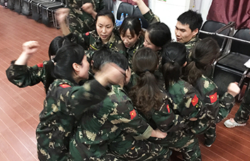 ���ˉ�(m��ng)�룬���ˈF(tu��n)�(du��)��ÿ��(g��)�˱،���(ji��n)����ȥ��