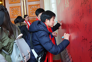 �t̺������10�꣬��ĸ�����������y����˲�g��